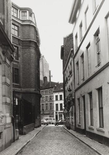 Korte Minimenstraat, zicht naar Minimenstraat, 1980