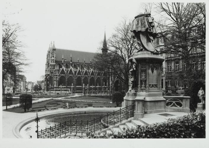 Place du Petit Sablon. Square du Petit Sablon, vue vers l'église Notre-Dame du Sablon, [s.d.]