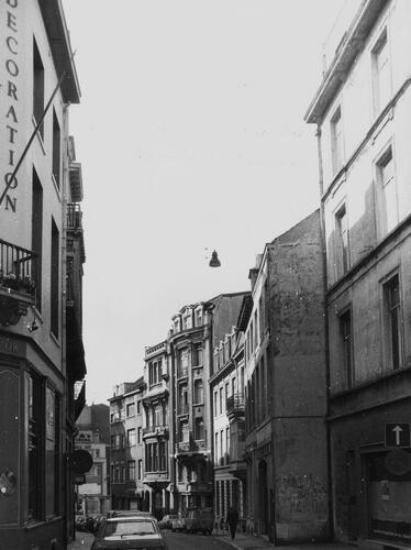 Rue des Petits Carmes, numéros impairs, vue depuis la rue de Namur, 1980