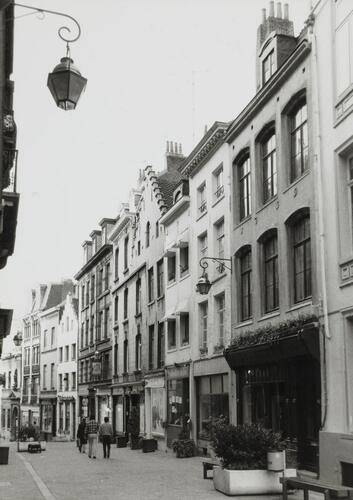 Rollebeekstraat, pare nummers, zicht naar Hoogstraat, 1980