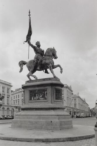 place Royale. Statue équestre de Godefroid de Bouillon et bas-reliefs (photo 1990).