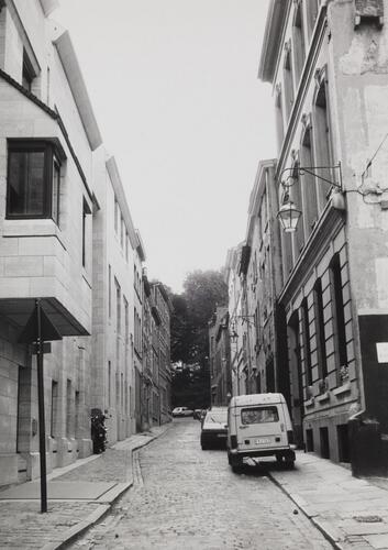 Ruisbroekstraat, straatbeeld vanaf nr 47 en over, 1985