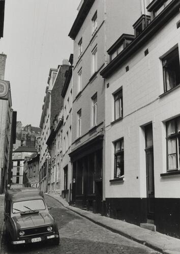 Samaritanessestraat, pare nummers, zicht vanaf Kandelaarsstraat naar Duivenstraat, 1980