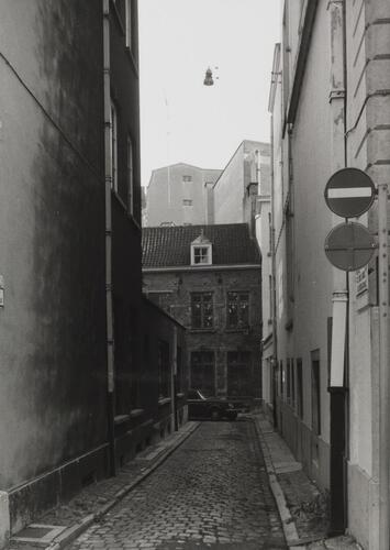 Rue des Six Jeunes Hommes, aspect rue depuis la place du Petit Sablon, 1980