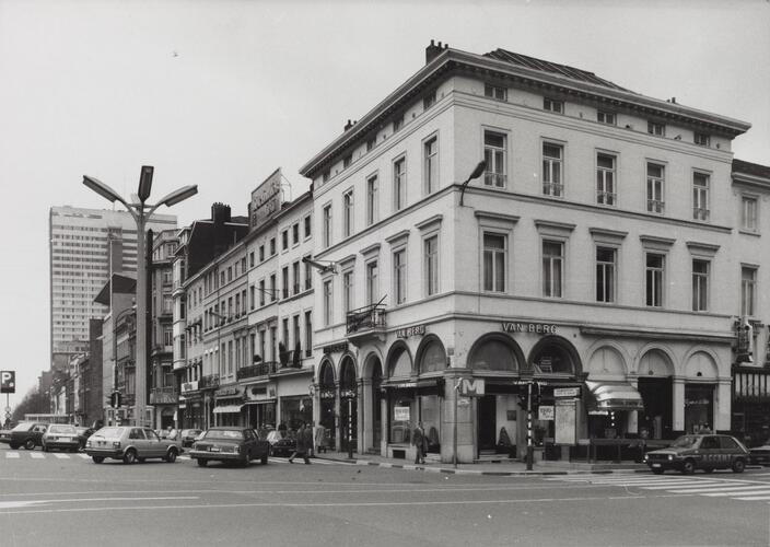 Boulevard de Waterloo 1-1A et suivantes, angle rue de Namur 101-103 ; vue depuis la rue de Namur vers la rue des Quatre Bras. Immeubles d'angle néoclassiques, 1980