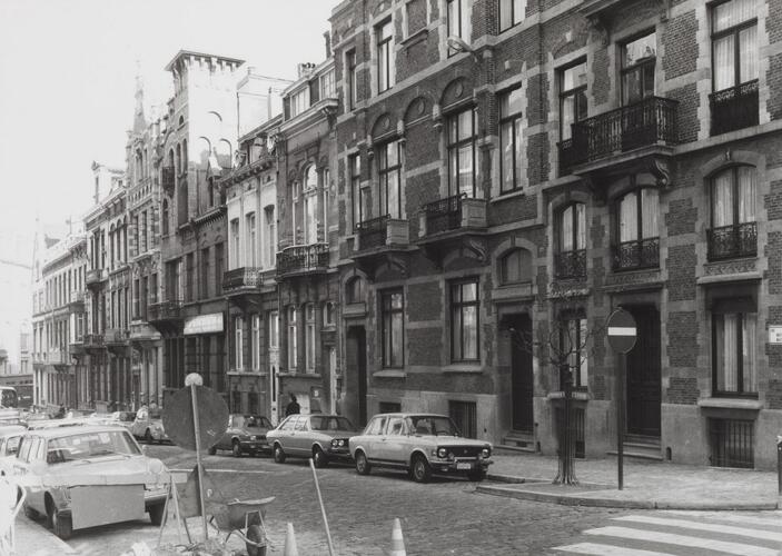 Watteeustraat, pare nummers, zicht naar Minimenstraat, 1980