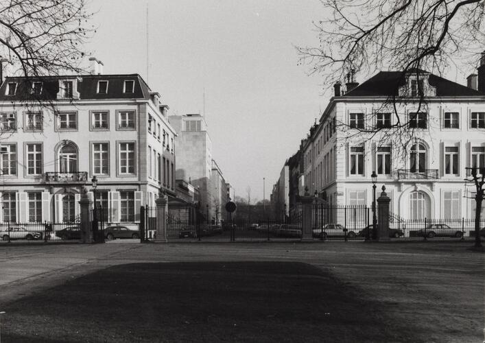 Zinnerstraat 2, 1, hoeken Hertogstraat, zicht vanuit de Warande, 1981