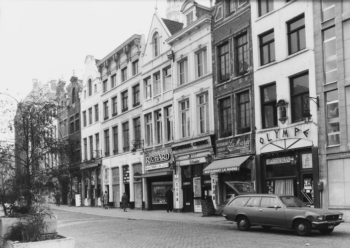 rue au Beurre, n° impairs, aspect rue vers la Grand-Place, 1981