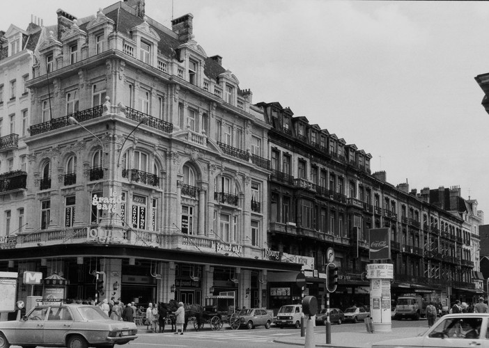Beursstraat 2 tot 40, zicht vanuit de hoek Anspachlaan 76-78, 1980