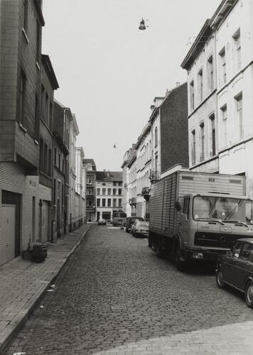 deLenglentierstraat, straatbeeld vanuit Huidevettersstraat, 1980