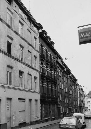 Zuinigheidsstraat, onpare nummers, zicht vanuit Vossenplein, 1980