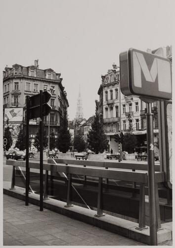 place Fontainas, vue vers l'hôtel de Ville, 1983