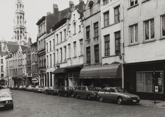 Kaasmarkt, pare nummers, straatbeeld, 1980