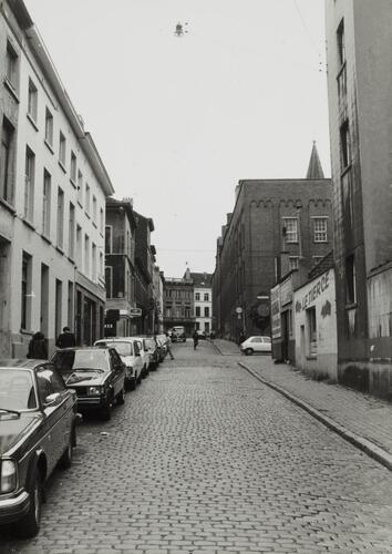 Aanaardingsstraat, zicht vanuit Huishoudensstraat, 1980