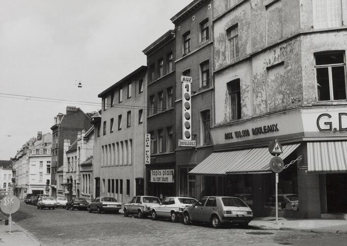 Sint-Gisleinsstraat, pare nummers, zicht vanaf Blaesstraat naar Huidevettersstraat, 1980