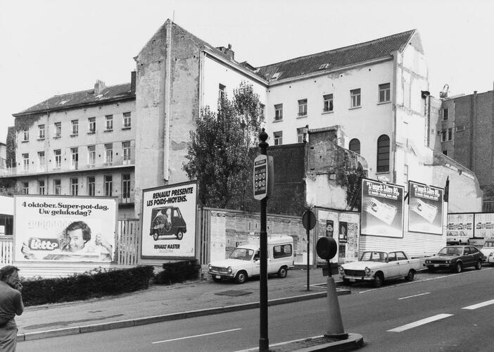 Rue d'Assaut 2, angle rue Montagne aux Herbes Potagères, avant la reconstruction Institut supérieur de commerce Sint-Aloysius (EHSAL). Ancien couvent de Berlaimont, 1980