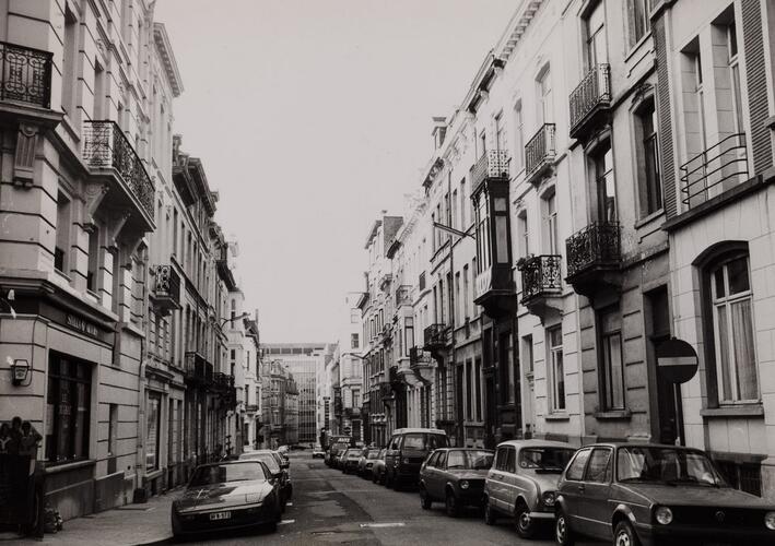 Voorlopig Bewindstraat, zicht naar Koningsstraat, 1984