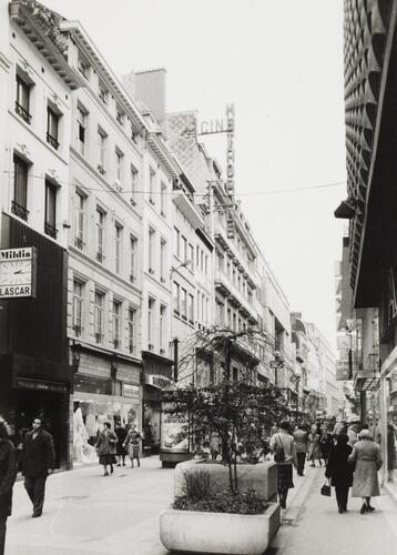 Nieuwstraat, pare nummers, straatbeeld vanaf Wolvengracht (foto 1980).