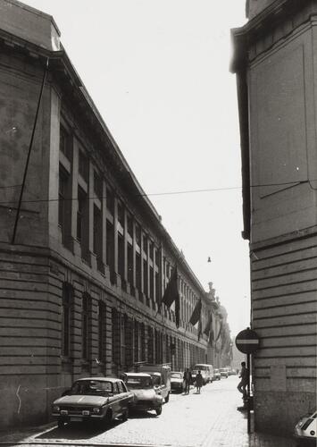 Rue des Oeillets 1-5, angle rue aux Choux. Immeubles de la place des Martyrs ainsi que le Monument aux Martyrs, 1980