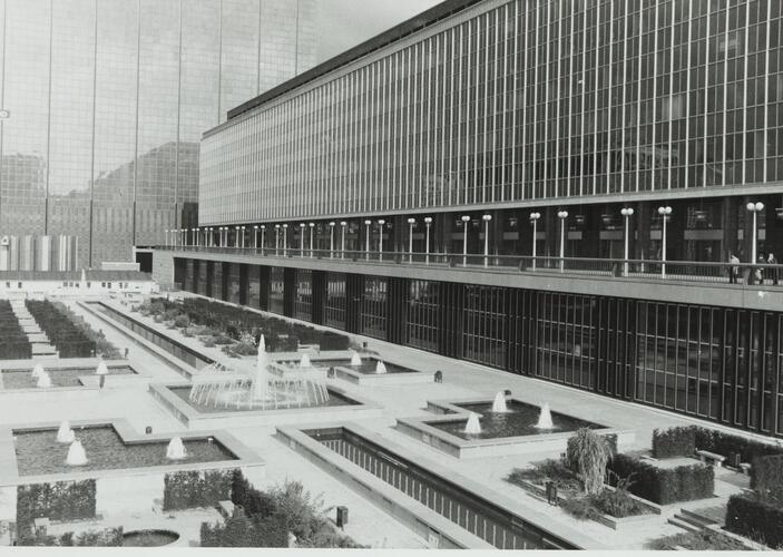 Boulevard Pachéco, Cité Administrative de l'État, jardin (photo 1980).