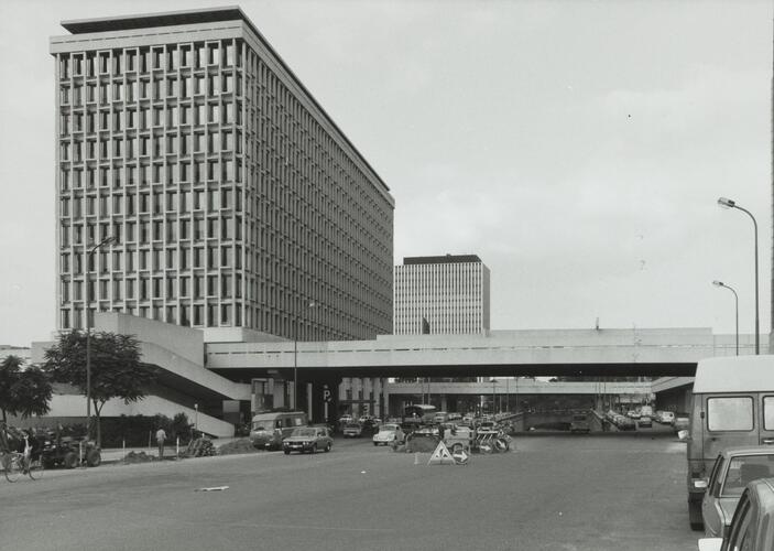 Pachecolaan. Gemeentekrediet, loopbruggen op de laan (foto 1980).