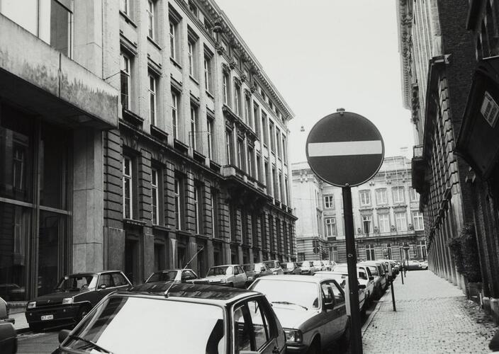 Parlementstraat, straatbeeld naar Leuvenseweg, 1985