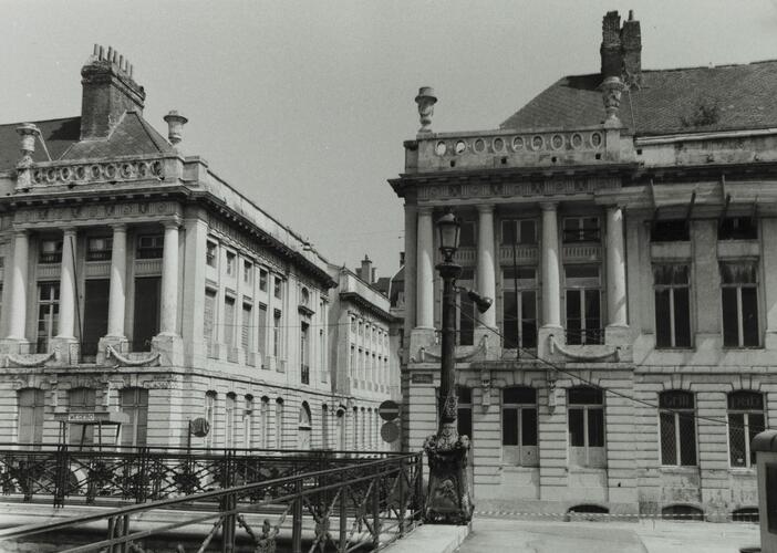 Rue du Persil 2-4, 1, angle place des Martyrs. Immeubles de la place des Martyrs ainsi que le Monument aux Martyrs, 1980