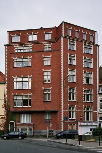Square Ambiorix 52 – boulevard Clovis 3, immeuble résultant de la profonde transformation, par l’architecte Raphaël Lambin en 1937, de deux maisons de maître de 1906 (photo 2007).