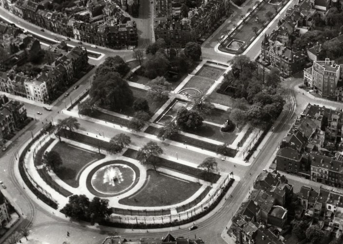 Square Ambiorix, vue aérienne de 1953, avant la vague de construction d’immeubles à appartements, photographie Polyfoto, © Bibliothèque royale de Belgique, Bruxelles, Cabinet des Estampes