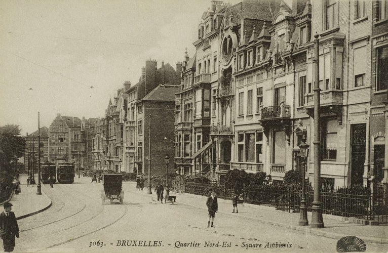 Square Ambiorix, vue du tronçon entre la rue de Pavie et l’avenue de la Brabançonne (Collection de Dexia Banque, s.d.).