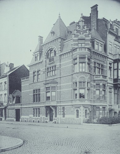 Ambiorixsquare 9 en Paviastraat 1, (gesloopt) herenhuis ontworpen in 1901 door architect Henri Van Massenhove ([i]Album de la Maison Moderne[/i], reeks III, [1908], pl. XI).