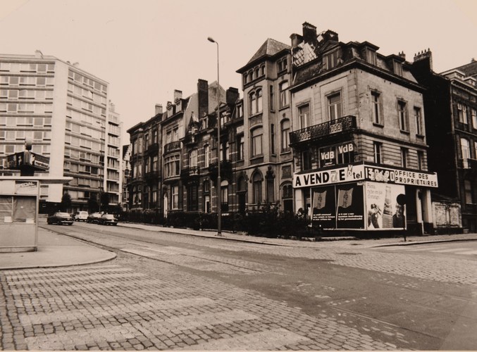 Square Ambiorix, tronçon entre les rues Michel-Ange et Archimède avant démolition, AVB/TP 105045 (1972).