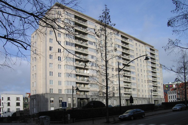 Occupant le dernier tronçon de l’avenue de la Brabançonne, côté pair, vaste barre de logements conçue en 1954 par les architectes Alexis Dumont et Paul Goolaerts en remplacement d’une remise de corbillards désaffectée (photo 2006).