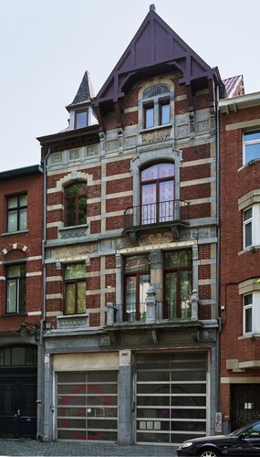 Brabançonnelaan nr. 17, gebouw met atelier in achterhuis in 1894 ontworpen door architect Henri Van Massenhove voor constructeur van luxewagens (foto 2008).