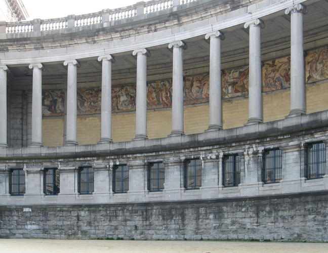 Detail van het zuidelijk gedeelte van de zuilengalerij van het Jubelpark, waarvan de achterste muur, gebouwd in 1905, sinds het interbellum versierd is met mozaïeken (foto 2007).