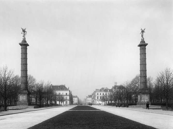 Vue de l’axe central du parc du Cinquantenaire vers la ville en 1921, encore ponctué par les colonnes de Quenast (a href='http://www.kikirpa.be'© IRPA-KIK Bruxelles).