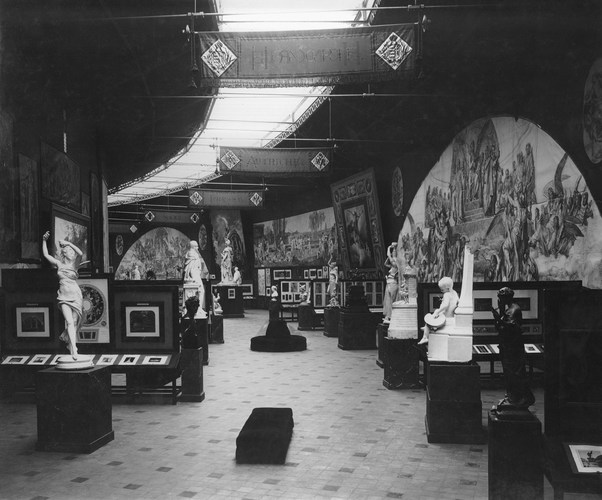 Een van de noordelijke galerijen die de zuilengalerij van het Jubelpark omzomen en waar in 1888 n.a.v. de Internationale Wedstrijd voor Wetenschap en Nijverheid de retrospectieve tentoonstelling over de Industriële Kunsten plaatsvond (© KIK-IRPA Brussel).