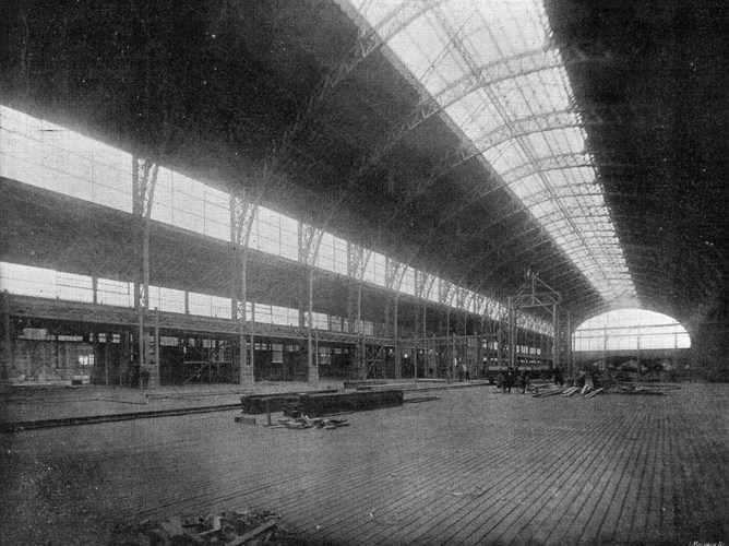 Interieur van de grote hal achteraan in het Jubelpark, in 1888 ontworpen en uitgebreid voor de Wereldtentoonstelling van 1897, [i]Bruxelles Exposition 1897[/i], Rossel, Brussel, 1897, p. 79 (Verzameling AAM).