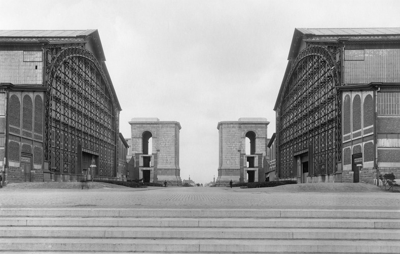 Gezicht in 1904 op de grote hallen van het Jubelpark, in de richting van de stad, vóór de dynamitering van de betonnen fundamenten van de oorspronkelijke triomfboog 1 jaar later en vóór het gladschaven van 3 van de traveeën in 1909 (© KIK-IRPA Brussel).