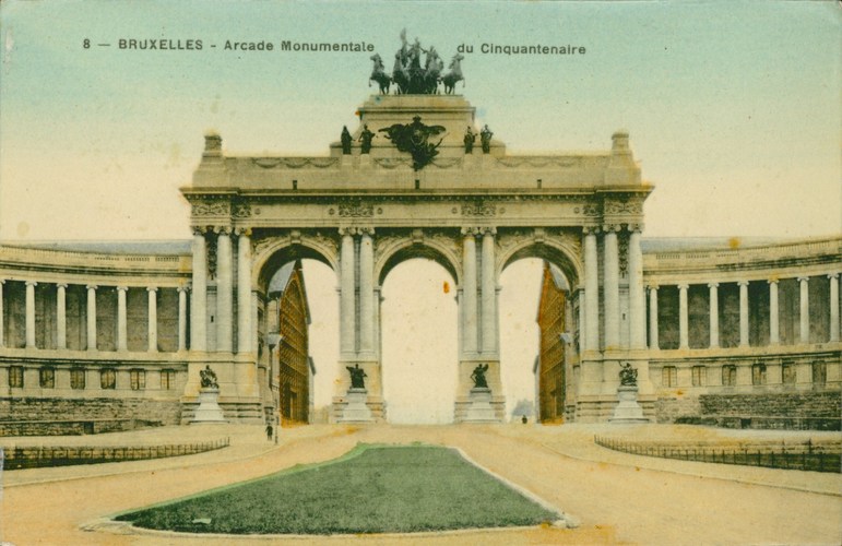 De triomfboog van het Jubelpark, in de richting van Tervuren, vóór de verwijdering in 1909 van de drie traveeën van elke grote hal (Verzameling Dexia Bank, s.d.).