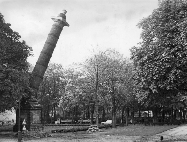 Destruction des colonnes de Quenast lors de la construction du tunnel sous le parc du Cinquantenaire dans la première moitié des années 1970 (© A. Pierard, collection AAM).