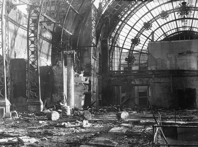 Le Pavillon de l’Antiquité des Musées royaux d’Art et d’Histoire, après l’incendie de 1946 (a href='http://www.kikirpa.be'© IRPA-KIK Bruxelles).