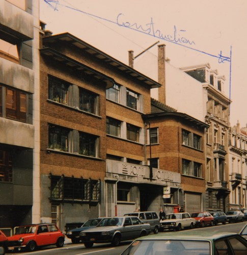 Avenue de Cortenberg 12-20 et 24, poste conçue en 1937 par l'architecte Ladon et hôtel de maître conçu en 1902 par les architectes Bosmans et Vandeveld pour le marchand de chevaux Mathieu, avant démolition, AVB/TP 96622 (1988).