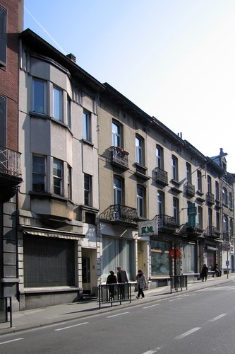 Rue des Éburons 10 à 18, ensemble de cinq maisons à rez-de-chaussée commercial, aujourd’hui mal conservées, conçues par un même auteur, pour un certain Bogaers en 1900 (photo 2007).