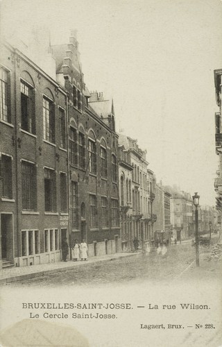 Vue de la rue John Waterloo Wilson avec, à l’avant-plan, le cercle Saint-Josse (Collection de Dexia Banque, s.d).