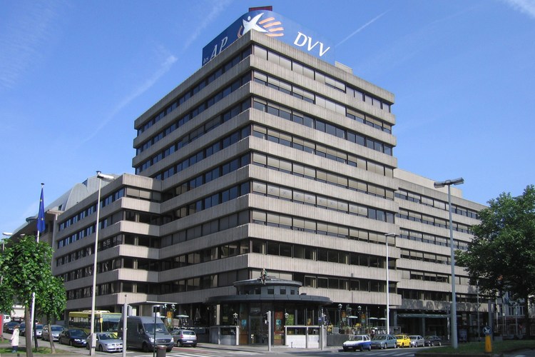 Avenue Livingstone, siège des Assurances Populaires, conçu par les architectes Raoul J. Brunswyck et Odon Wathelet en 1974 (photo 2007).