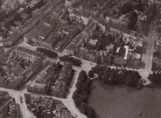 Gezicht op de Livingstonelaan. Foto in het begin van de 20ste genomen vanuit een zeppelin. Op de hoek met de Jozef II-laan zijn de gebouwen te zien van brouwerij Saint-Joseph (Verzameling A. De Becker).