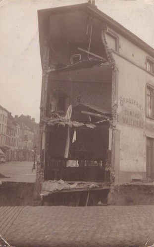 À l’angle de la chaussée de Louvain et de la rue Charles Quint, éboulement causé par l’effondrement d’une partie du tunnel du chemin de fer en 1922 (Collection C. Dekeyser).