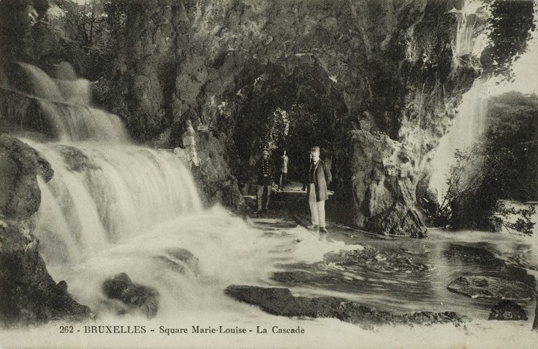 Square Marie-Louise, la cascade de la grotte artificielle (Collection de Dexia Banque, s.d.).