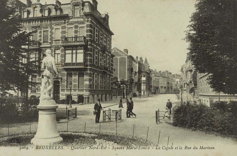 Vue du square Marie Louise vers la rue Ortelius, avec en avant-plan la statue [i]La Cigale[/i] d’Émile Namur (Collection de Dexia Banque, s.d.). 